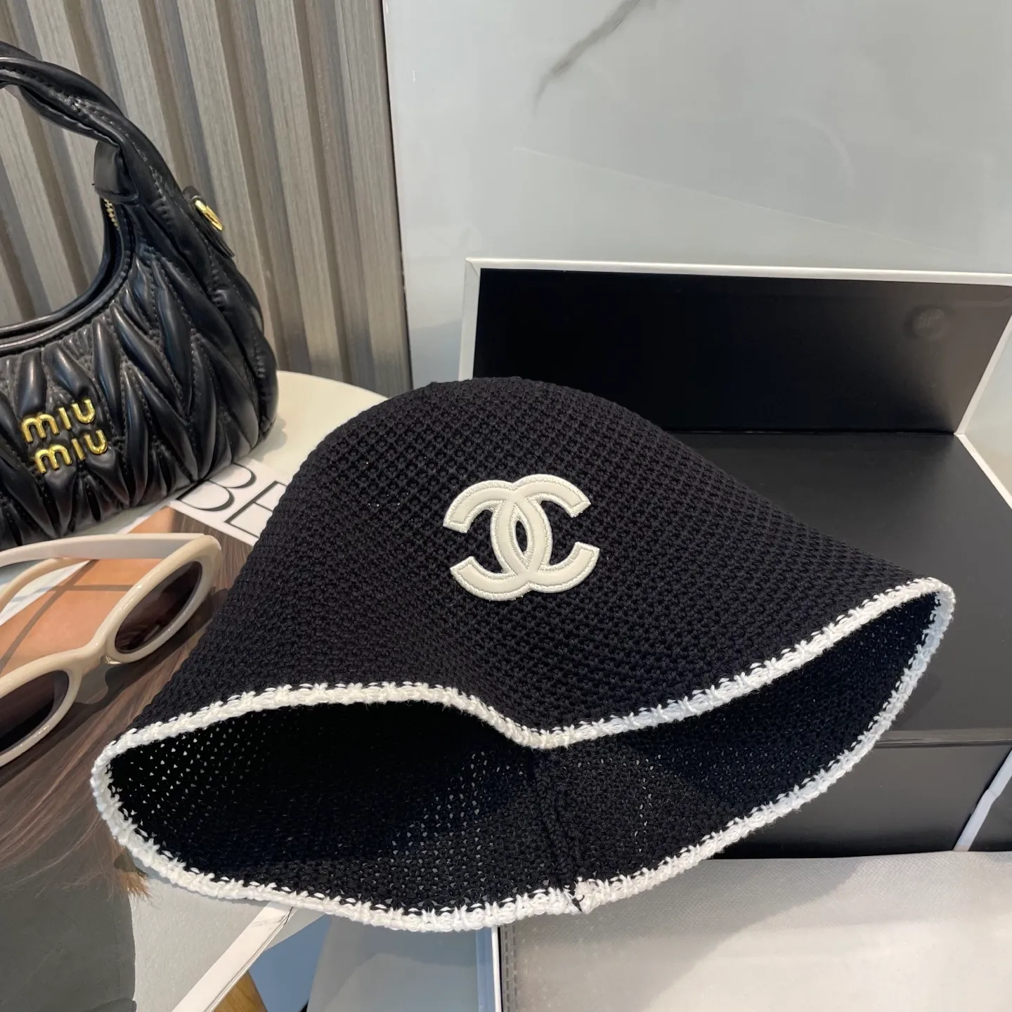 P66 The popular 🔥 fashionable little item on the Internet, the Chanel 25c bucket hat is here. The versatile color + lambskin logo is really high-quality. The key point is that it looks super good when worn. It is super small and has a celebrity French style. It can be worn in all seasons 👍👍👍 Foldable and storage