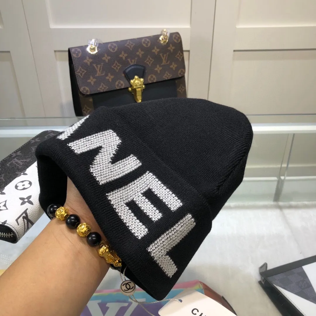 P50 CHANEL double-layer cashmere wool knitted hat, Xiaohongshu recommends that the official website purchase price is 4980 per hat, the quality is excellent, the combination of the autumn and winter big logo is really perfect, and the design style is even more noble! Order quickly
