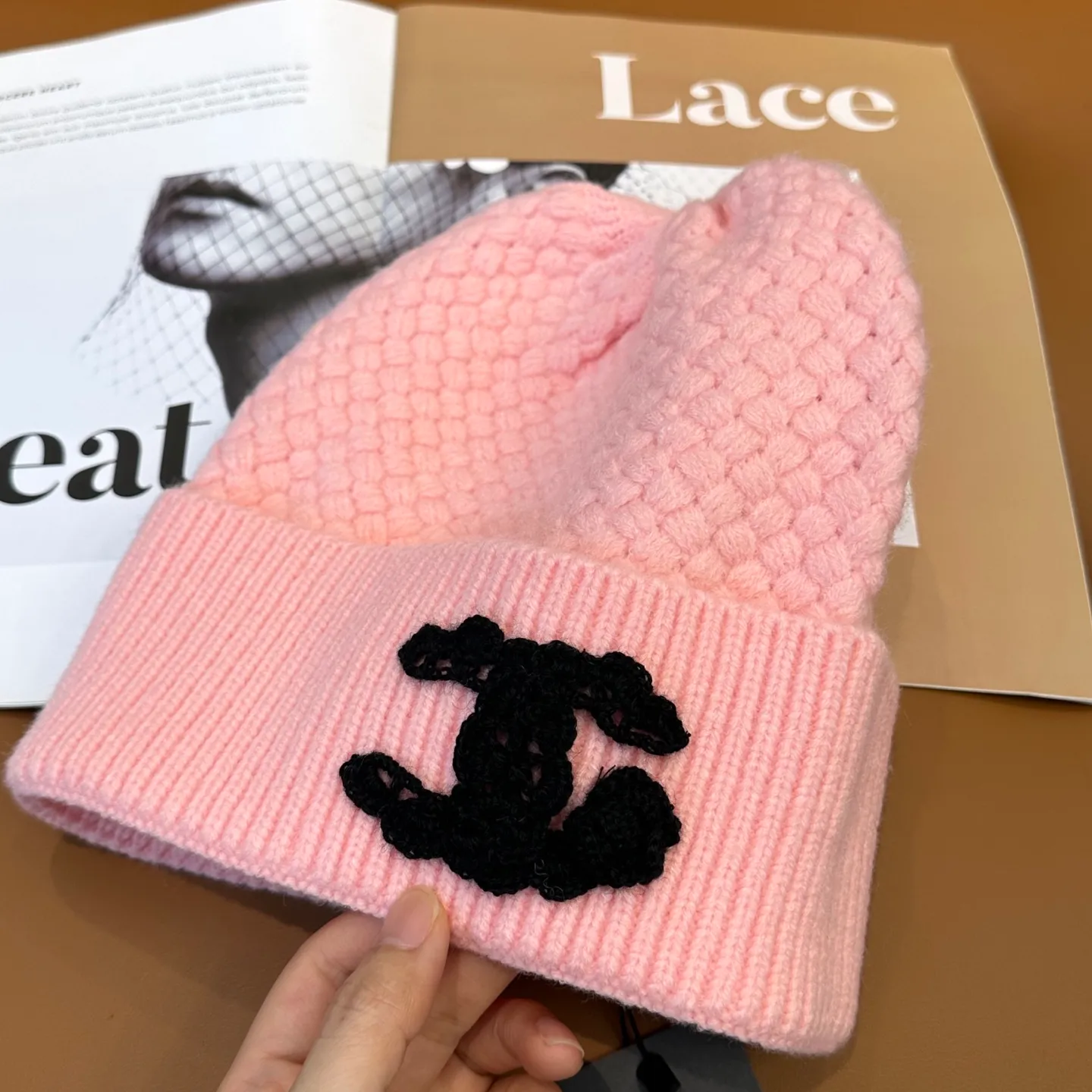 P70 Chanel official website quality Chanel autumn and winter knitted hat recommended by internet celebrity fashion bloggers. It hides a quiet sense of high-end. Every line is neat and elegant, simple but not simple, generous but not out of style. Every detail shows high-end taste, and the sense of fashion becomes more and more intriguing in the restraint.