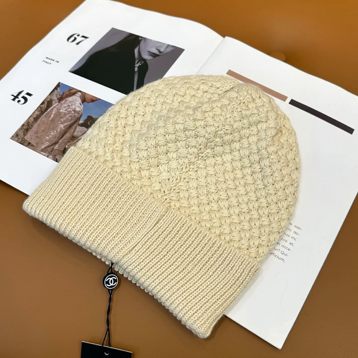 P70 Chanel official website quality Chanel autumn and winter fashion blogger recommended knitted hat, which hides a quiet sense of luxury. Every line is neat and generous, simple but not simple, generous and stylish. Every detail shows high-end taste, and the sense of fashion becomes more and more intriguing in the restraint.