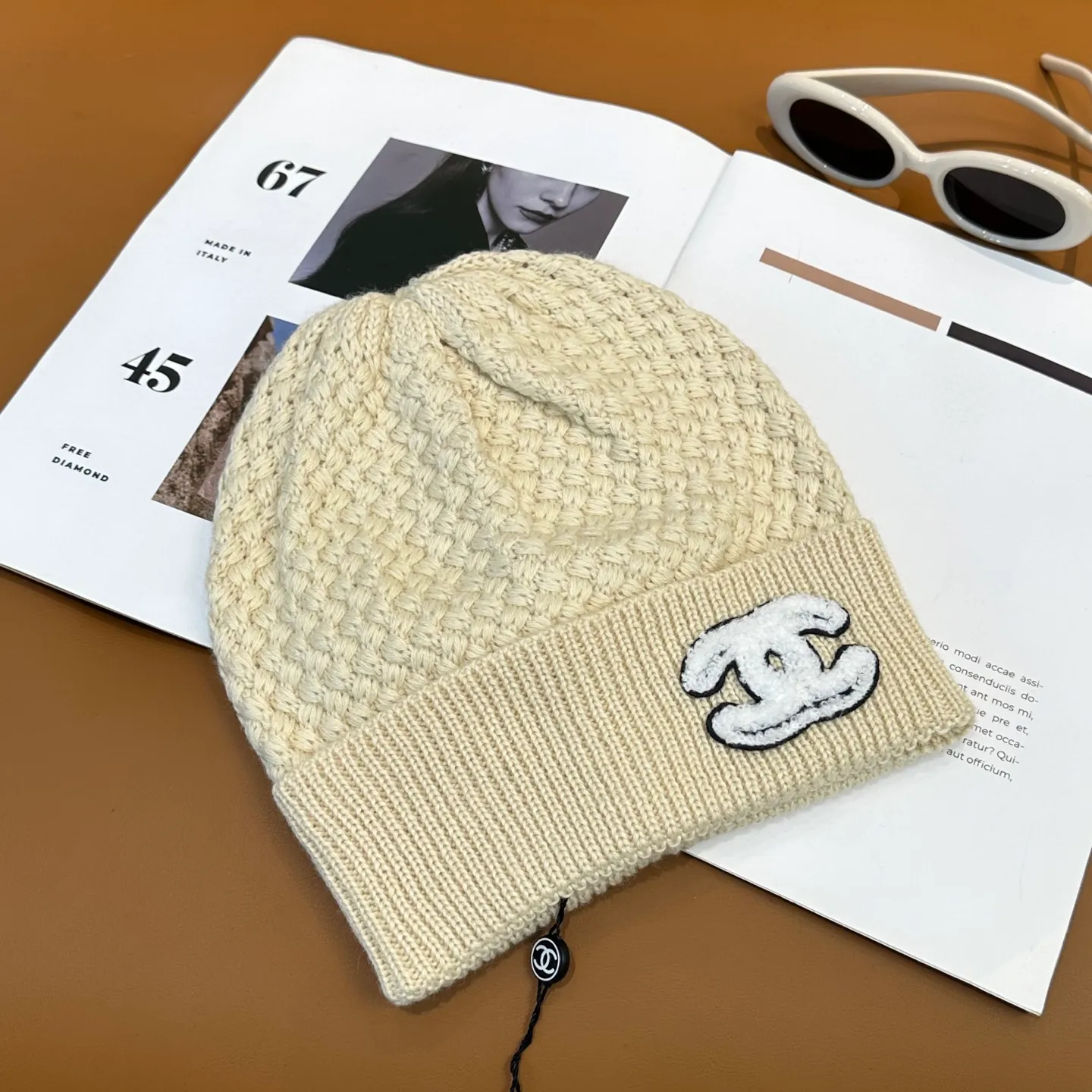 P70 Chanel official website quality Chanel autumn and winter fashion blogger recommended knitted hat, which hides a quiet sense of luxury. Every line is neat and generous, simple but not simple, generous and stylish. Every detail shows high-end taste, and the sense of fashion becomes more and more intriguing in the restraint.