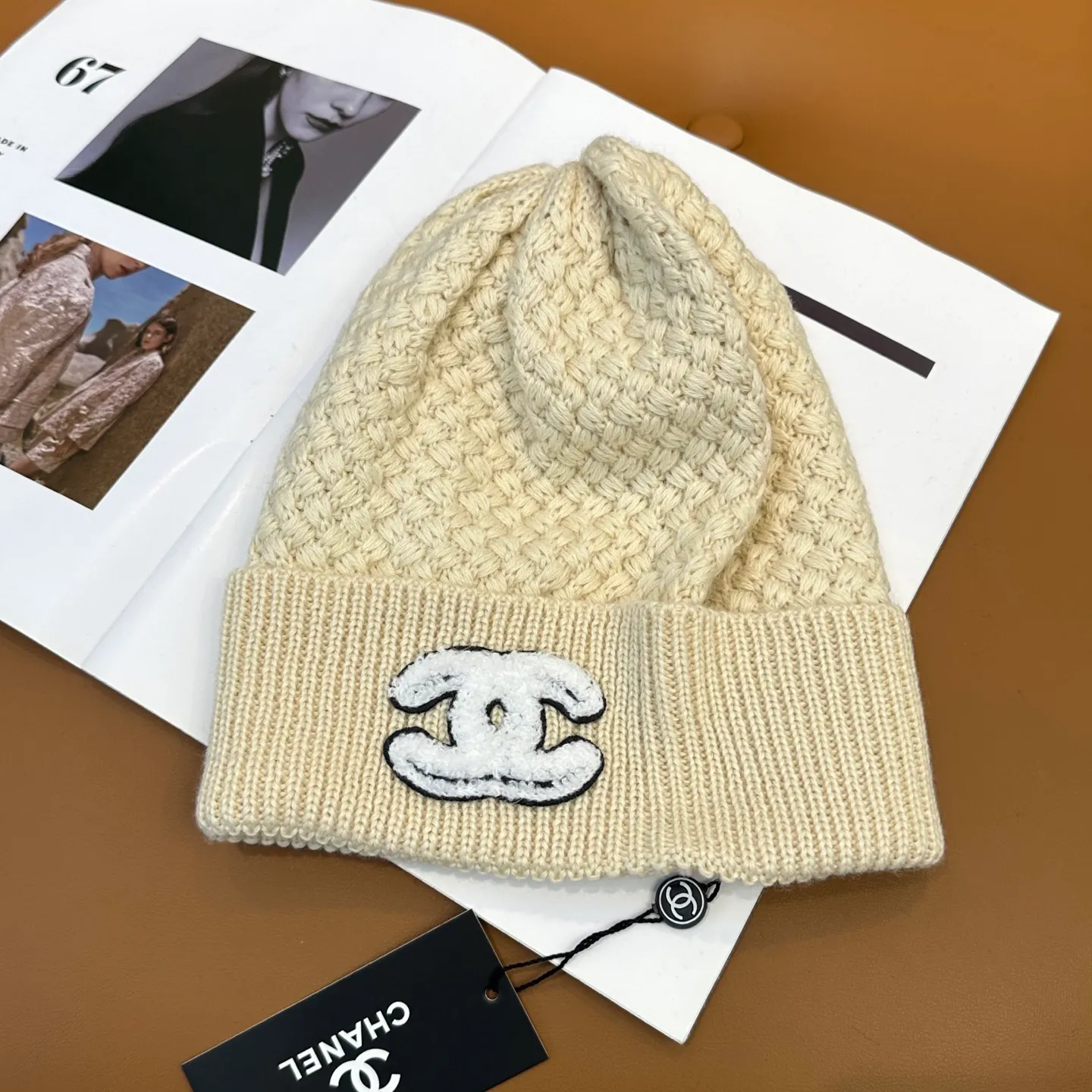 P70 Chanel official website quality Chanel autumn and winter fashion blogger recommended knitted hat, which hides a quiet sense of luxury. Every line is neat and generous, simple but not simple, generous and stylish. Every detail shows high-end taste, and the sense of fashion becomes more and more intriguing in the restraint.