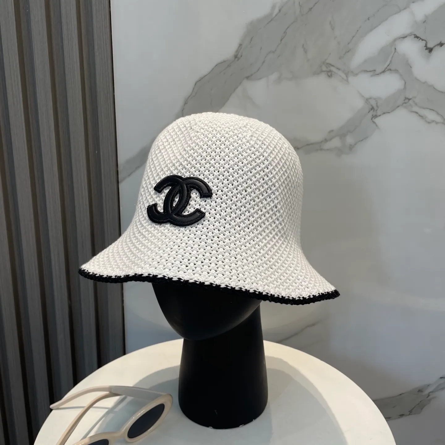 P66 The popular 🔥 fashionable little item on the Internet, the Chanel 25c bucket hat is here. The versatile color + lambskin logo is really high-quality. The key point is that it looks super good when worn. It is super small and has a celebrity French style. It can be worn in all seasons 👍👍👍 Foldable and storage