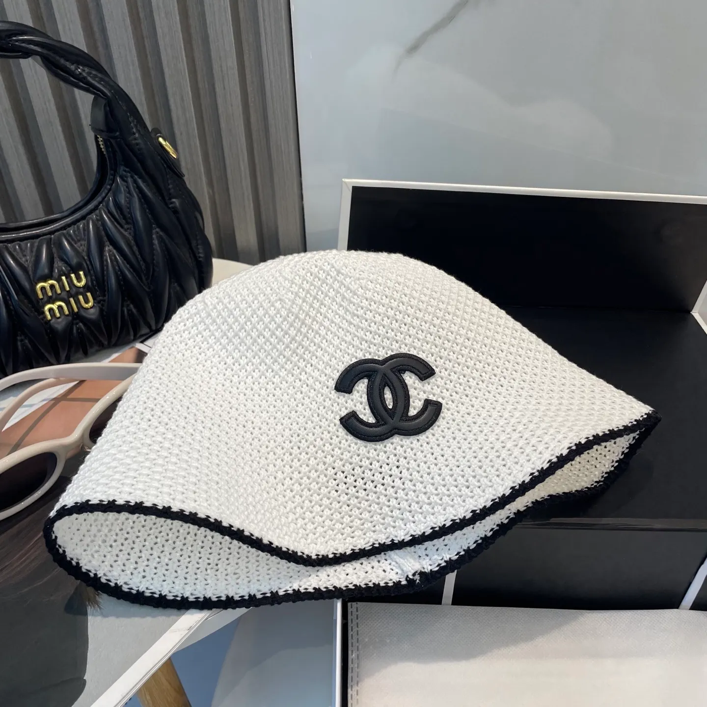 P66 The popular 🔥 fashionable little item on the Internet, the Chanel 25c bucket hat is here. The versatile color + lambskin logo is really high-quality. The key point is that it looks super good when worn. It is super small and has a celebrity French style. It can be worn in all seasons 👍👍👍 Foldable and storage