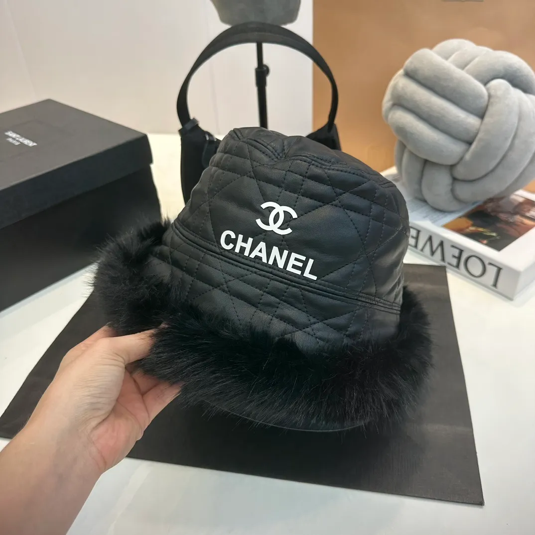 P60 Chanel Chanel 2022 new autumn and winter fisherman hat, PU and lining with goat hair edged rabbit fur, versatile big-name range, head circumference 57cm