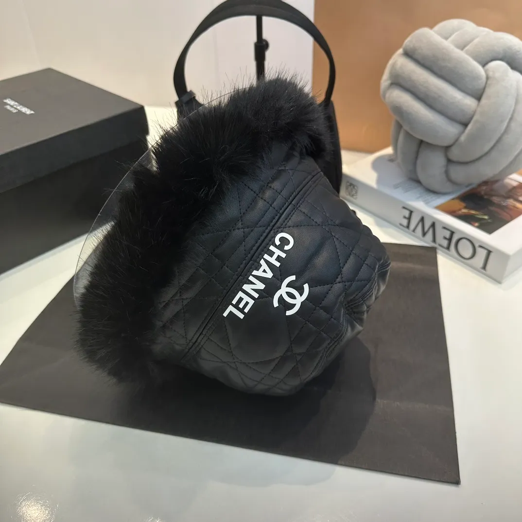 P60 Chanel Chanel 2022 new autumn and winter fisherman hat, PU and lining with goat hair edged rabbit fur, versatile big-name range, head circumference 57cm