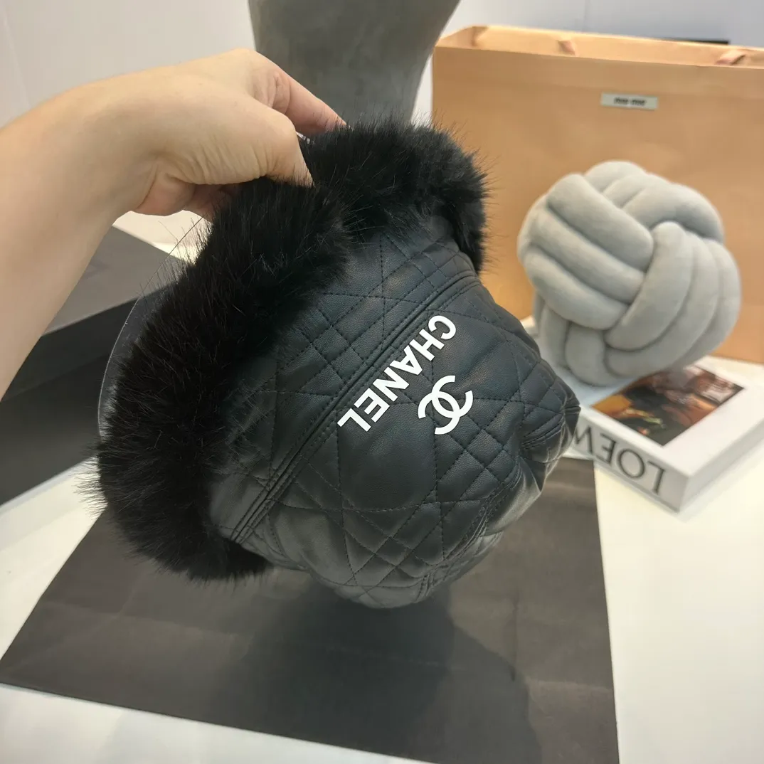 P60 Chanel Chanel 2022 new autumn and winter fisherman hat, PU and lining with goat hair edged rabbit fur, versatile big-name range, head circumference 57cm
