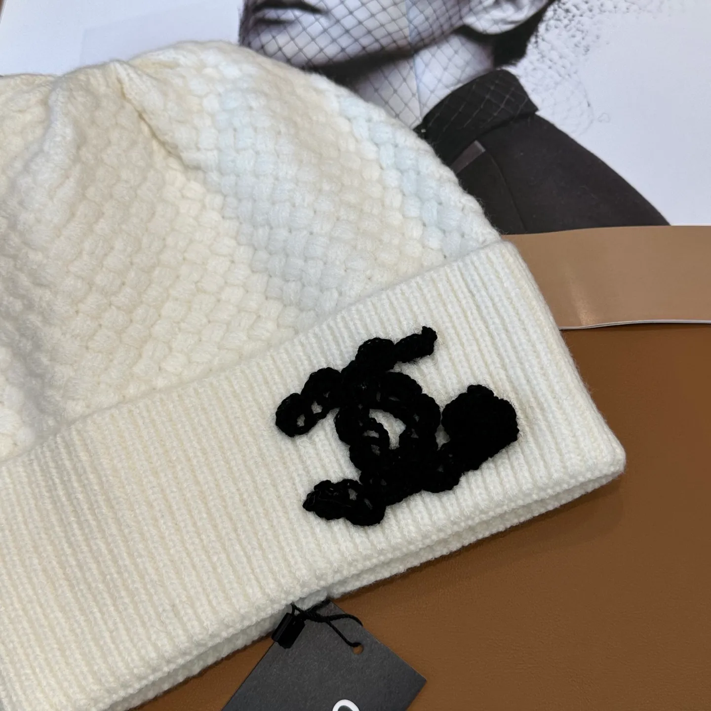 P70 Chanel official website quality Chanel autumn and winter knitted hat recommended by internet celebrity fashion bloggers. It hides a quiet sense of high-end. Every line is neat and elegant, simple but not simple, generous but not out of style. Every detail shows high-end taste, and the sense of fashion becomes more and more intriguing in the restraint.