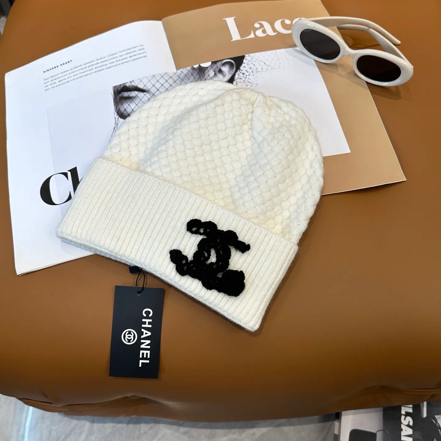 P70 Chanel official website quality Chanel autumn and winter knitted hat recommended by internet celebrity fashion bloggers. It hides a quiet sense of high-end. Every line is neat and elegant, simple but not simple, generous but not out of style. Every detail shows high-end taste, and the sense of fashion becomes more and more intriguing in the restraint.