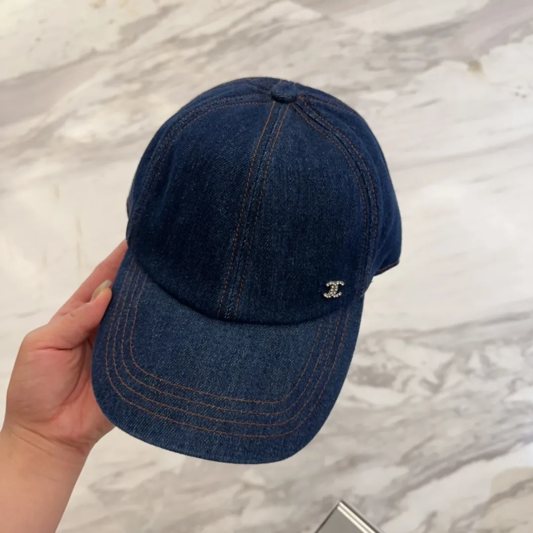 💰80 CHANEL Chanel new style🆕denim blue retro style baseball cap🔸 Take it out for holiday travel and look beautiful❕ Second-hand style. This kind of hat is not easy to match 😬 Ready in stock