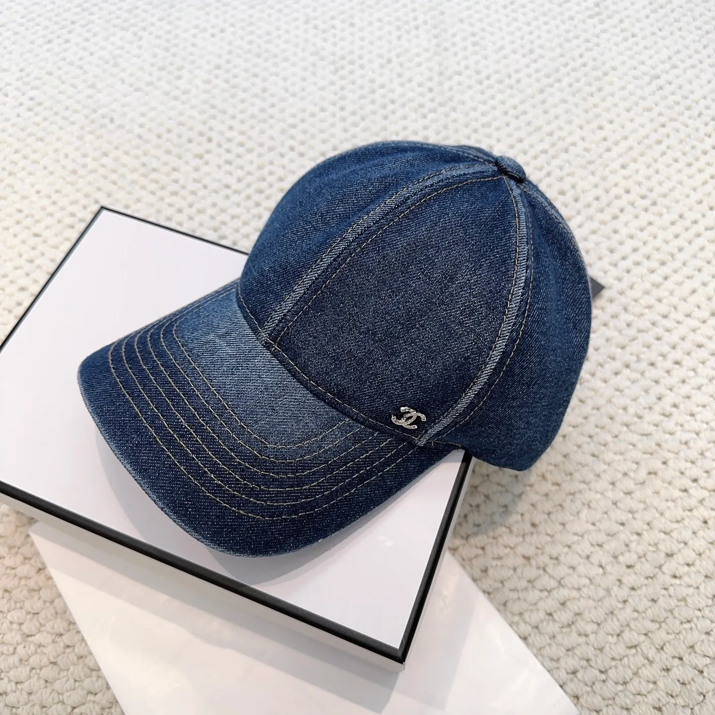 P66 CHANEL Chanel new style 🆕denim blue retro style baseball cap 🧢🔸 Take it out for holiday travel and look beautiful❕ Second-hand style. This kind of hat is not easy to match 😬 Ready in stock