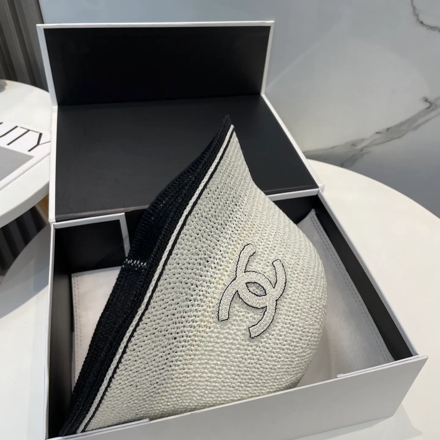 P66 CHANEL's new knitted basin hat, made of high density, a super tasteful knitted hat ~ the first choice for going out on the street! The shape of the hat is super nice, the color is perfect, and it’s light to carry! A must-have for little fairies🧚Head circumference 57cm