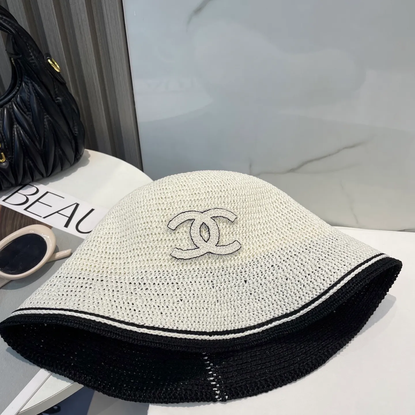 P66 CHANEL's new knitted basin hat, made of high density, a super tasteful knitted hat ~ the first choice for going out on the street! The shape of the hat is super nice, the color is perfect, and it’s light to carry! A must-have for little fairies🧚Head circumference 57cm