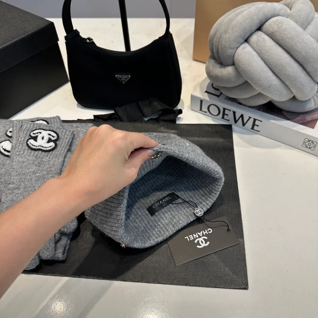 P170 CHANEL Xiaohongshu popular style, official website new classic suit hat! Hat+glove+hat feels great! It’s warm and super comfortable. This winter, all you need is a hat set like this. It’s warm and fashionable! Welcome to choose!