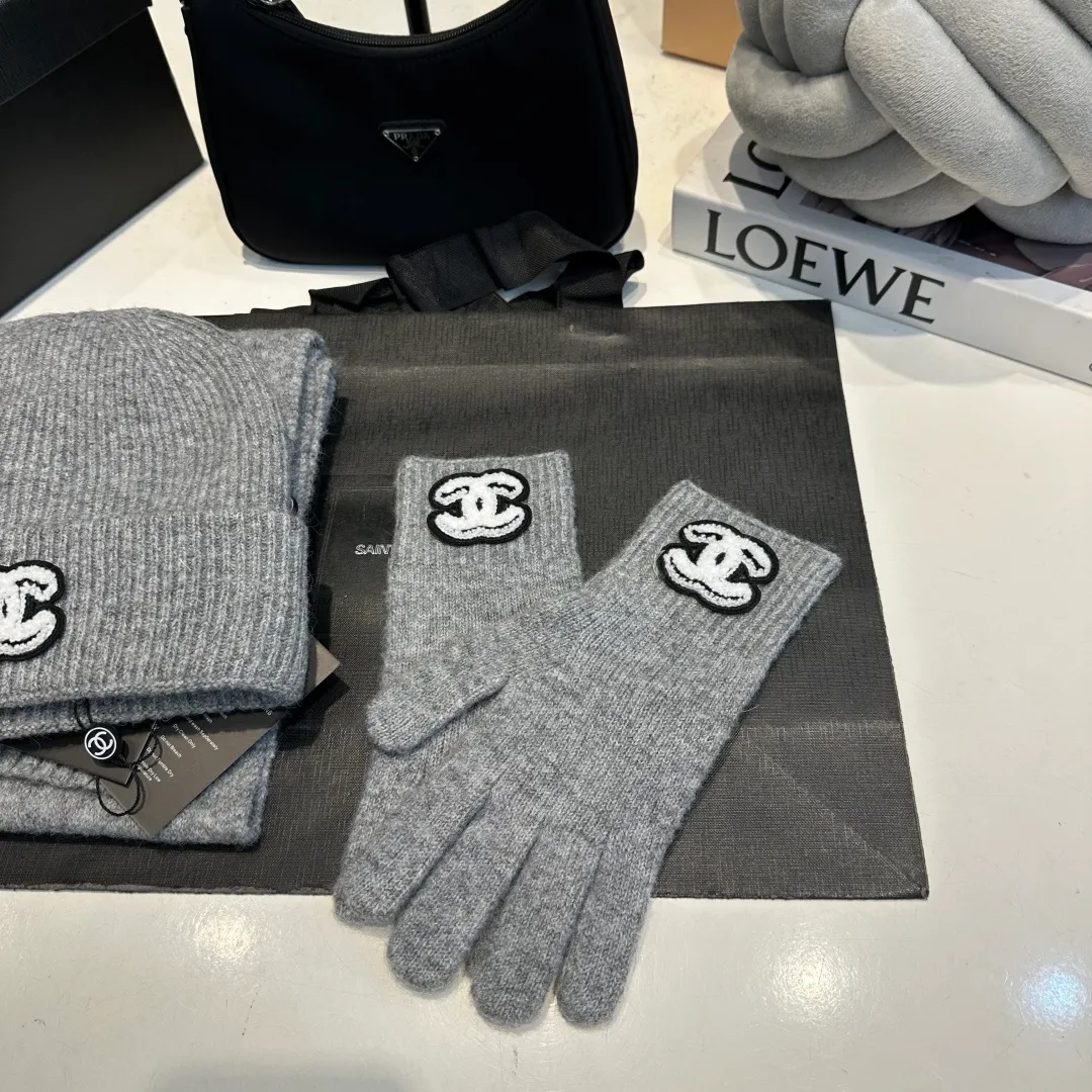 P170 CHANEL Xiaohongshu popular style, official website new classic suit hat! Hat+glove+hat feels great! It’s warm and super comfortable. This winter, all you need is a hat set like this. It’s warm and fashionable! Welcome to choose!