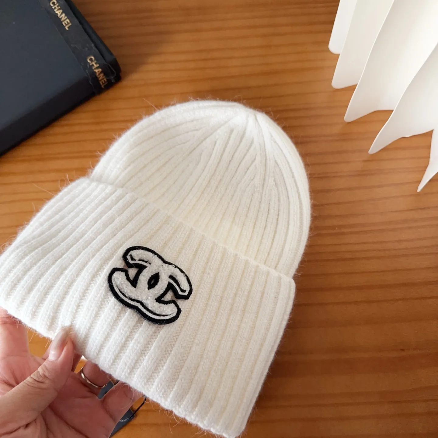 💰90 Chanel official website releases CHANEL small and popular knitted hat! Xiaohongshu’s new product is released, it’s so 🉑️, high-elastic fabric, classic colors, same style for men and women.