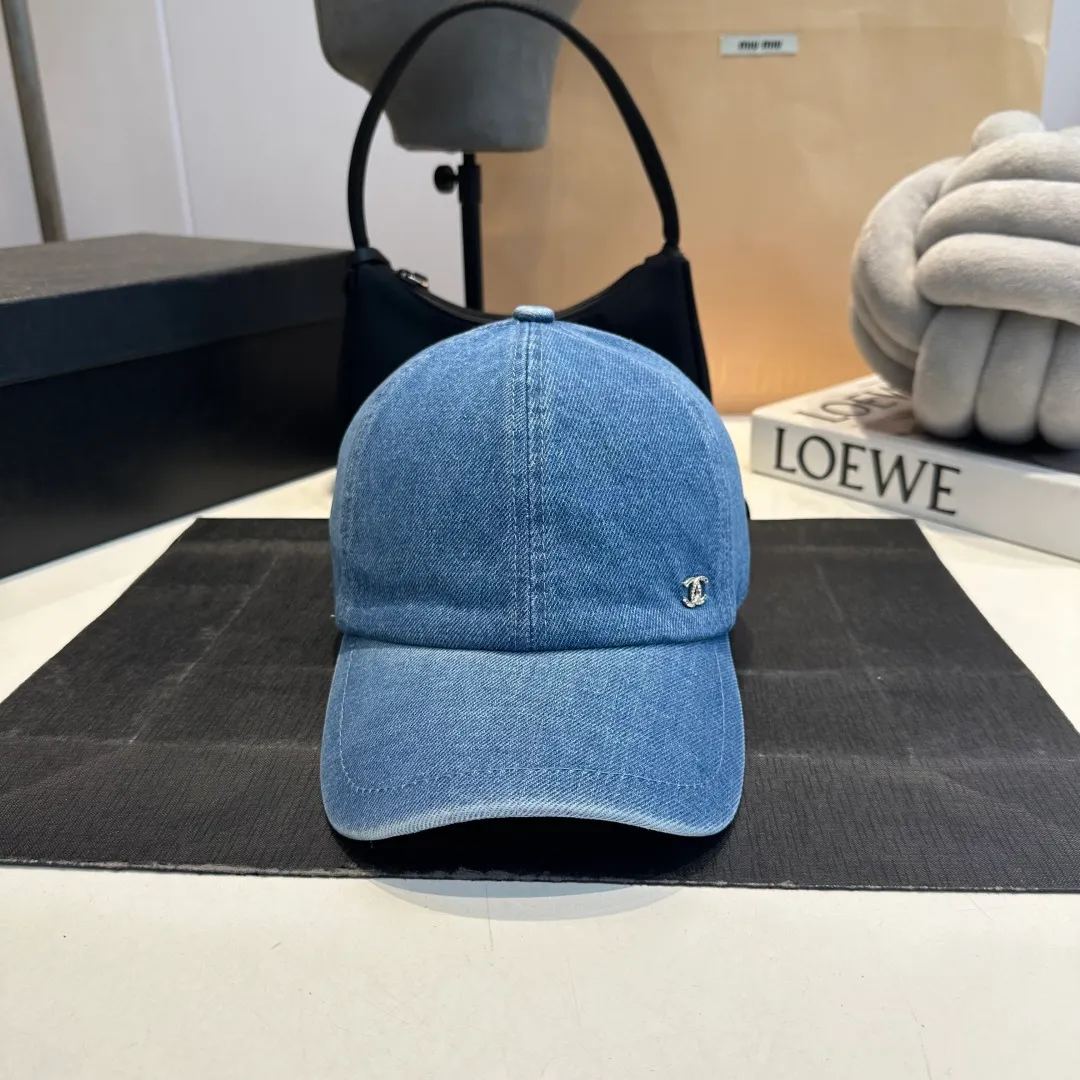 P60 Chanel denim baseball cap, a timeless classic in the fashion industry👑 The simple and elegant style is Chanel's unique interpretation of fashion. There are two denim tones, blue and gray, one full of energy and the other calm and restrained, both exuding an innate sense of high-end. The large brim design is not only a practical tool for blocking the sun, but also an excellent assistant for modifying your face. Whether you have a heart-shaped face, a round face or a square face, it can show charming lines against the background. The iconic double C logo is exquisitely embellished, low-key but flamboyantly announcing its identity. This is not only a brand logo, but also a symbol of fashion and quality.