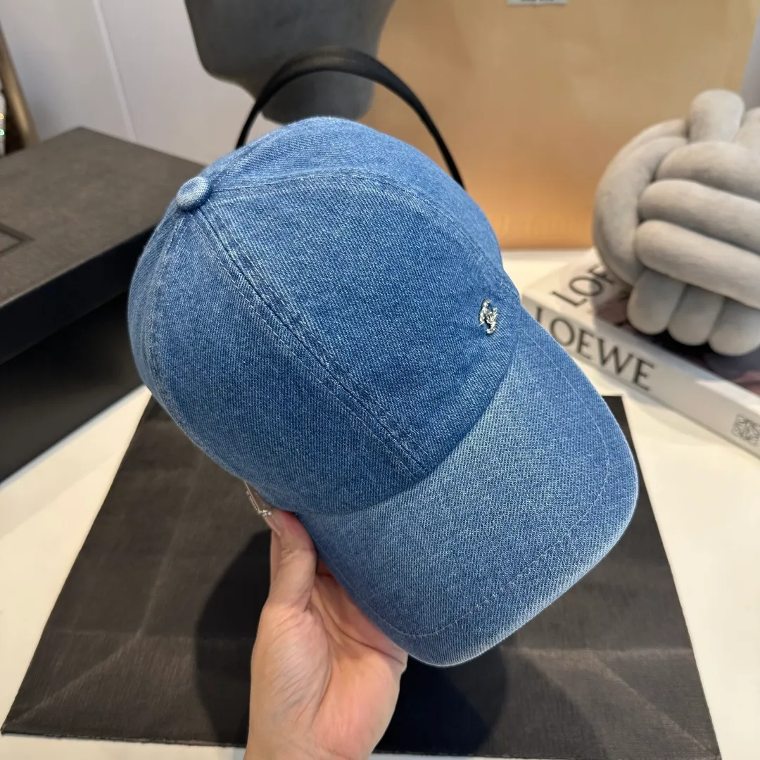P60 Chanel denim baseball cap, a timeless classic in the fashion industry👑 The simple and elegant style is Chanel's unique interpretation of fashion. There are two denim tones, blue and gray, one full of energy and the other calm and restrained, both exuding an innate sense of high-end. The large brim design is not only a practical tool for blocking the sun, but also an excellent assistant for modifying your face. Whether you have a heart-shaped face, a round face or a square face, it can show charming lines against the background. The iconic double C logo is exquisitely embellished, low-key but flamboyantly announcing its identity. This is not only a brand logo, but also a symbol of fashion and quality.