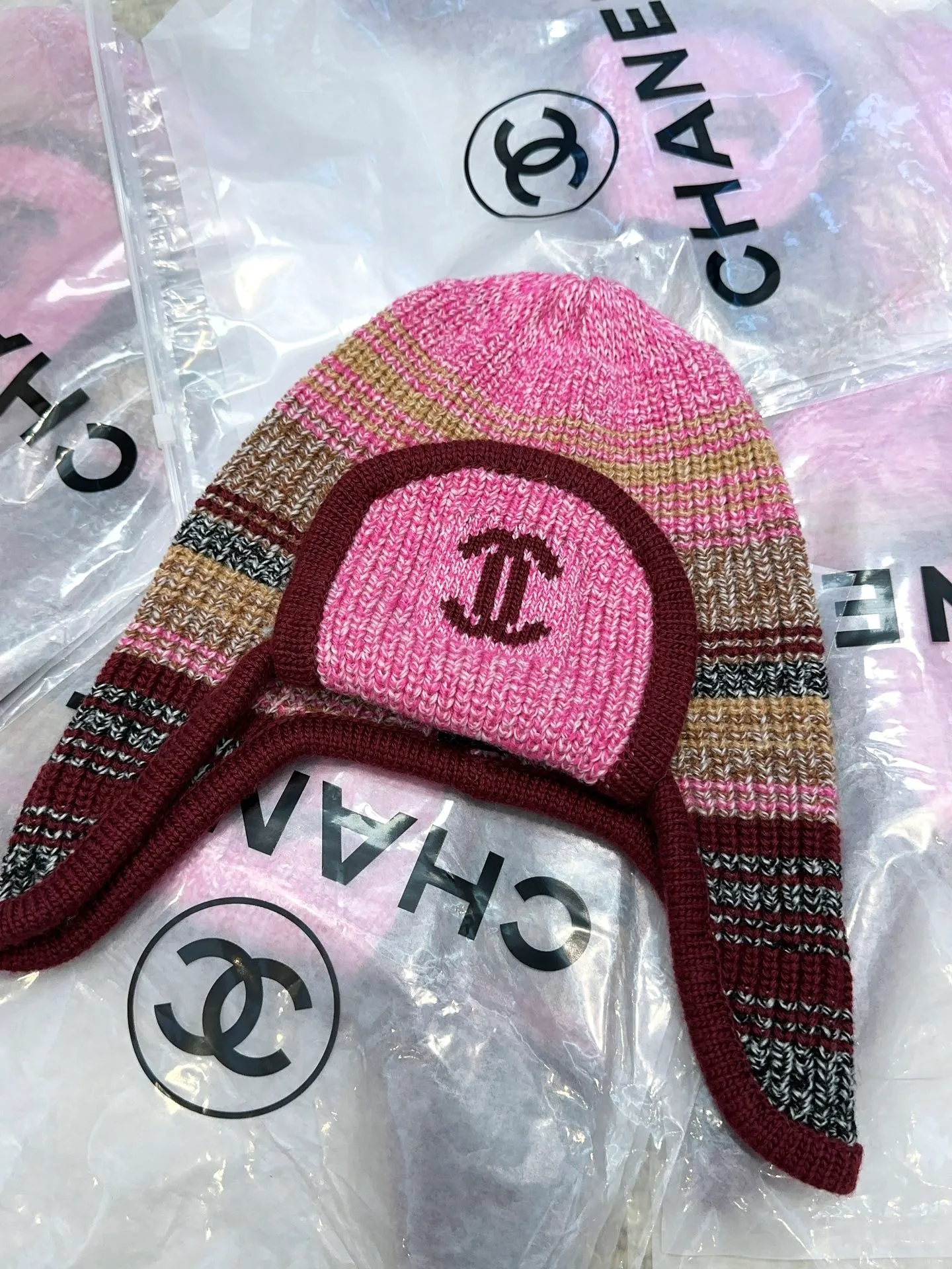 Chane*🆕Chanel 25N new ski series wool hat, the popular Lei Feng hat on the entire Internet, whoever wears it better 4️⃣ individual colors, black and white, versatile and cool, blue and pink, cute, can be worn by men and women as a couple, wool and cashmere material, warm and good-looking, a must-have👍👍👍