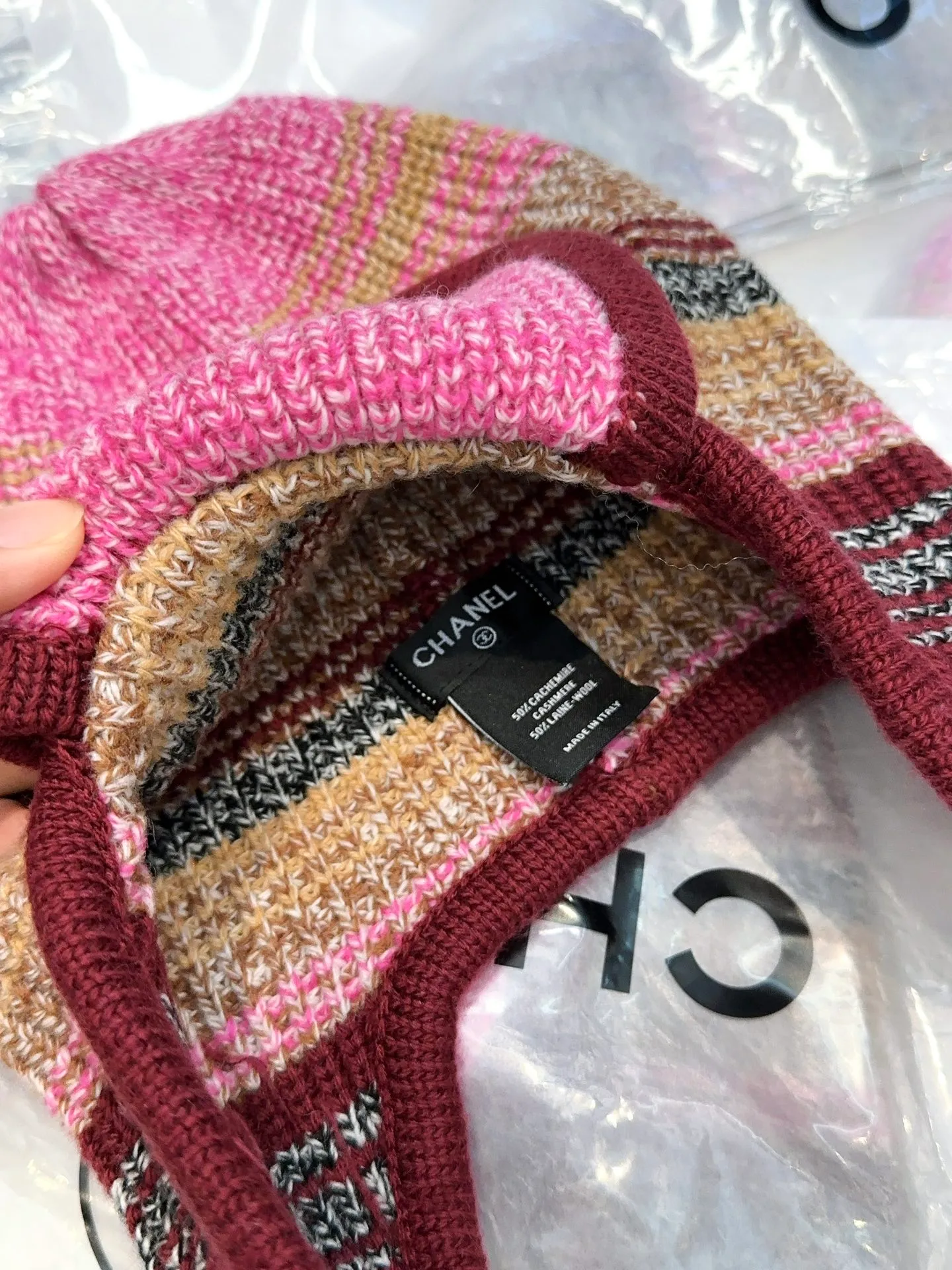 Chane*🆕Chanel 25N new ski series wool hat, the popular Lei Feng hat on the entire Internet, whoever wears it better 4️⃣ individual colors, black and white, versatile and cool, blue and pink, cute, can be worn by men and women as a couple, wool and cashmere material, warm and good-looking, a must-have👍👍👍