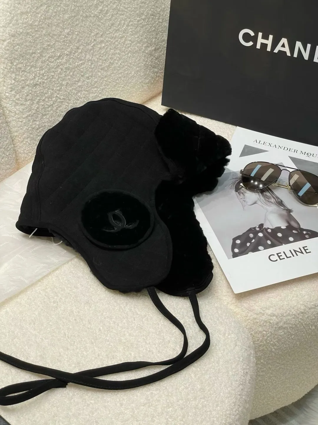 [Original customization] New on Chanel 24 n, Chanel Lei Feng hat. The furry autumn and winter atmosphere fills the Coconeige ski super-produced Lei Feng hat and furry earmuff scarf. This season’s must-buy atmosphere is 100%, warm and good-looking. One size fits all, integrated with sheepskin and fine wool material.