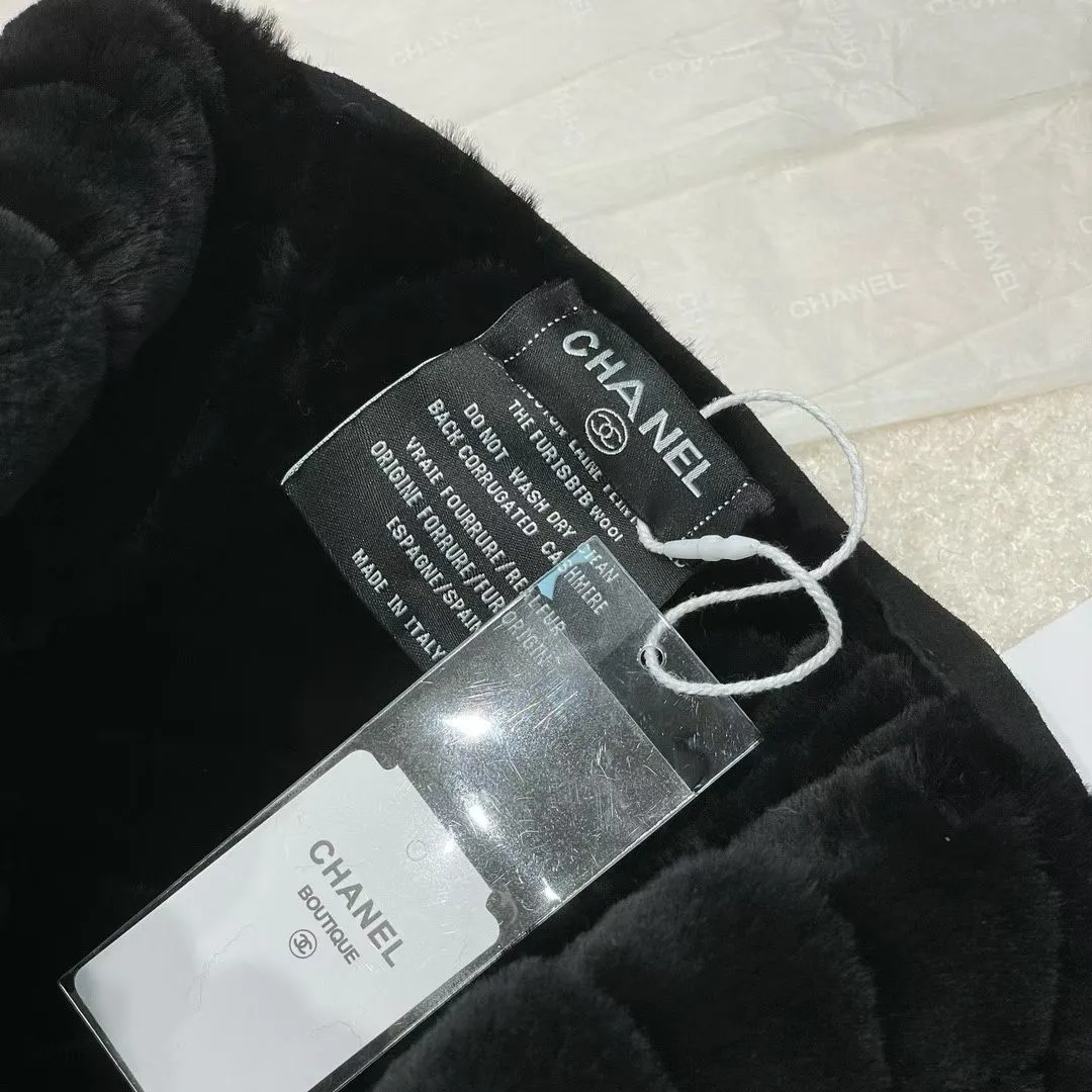 [Original customization] New on Chanel 24 n, Chanel Lei Feng hat. The furry autumn and winter atmosphere fills the Coconeige ski super-produced Lei Feng hat and furry earmuff scarf. This season’s must-buy atmosphere is 100%, warm and good-looking. One size fits all, integrated with sheepskin and fine wool material.