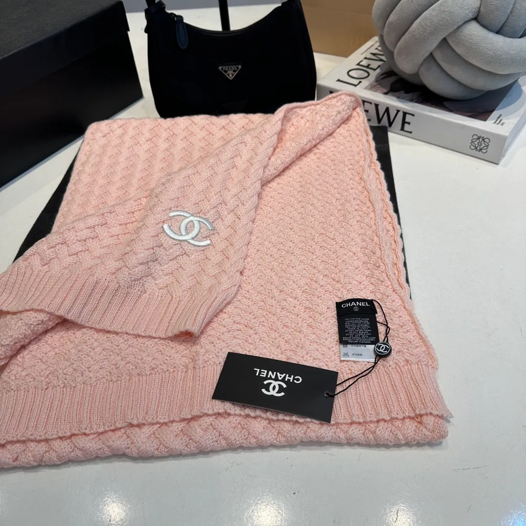 P280 Chane*🆕Chanel 25N new ski series wool hat, hat, scarf set, the popular Lei Feng hat on the Internet, black and white, versatile and cool, can be worn by men and women as a couple, warm and good-looking, a must-have