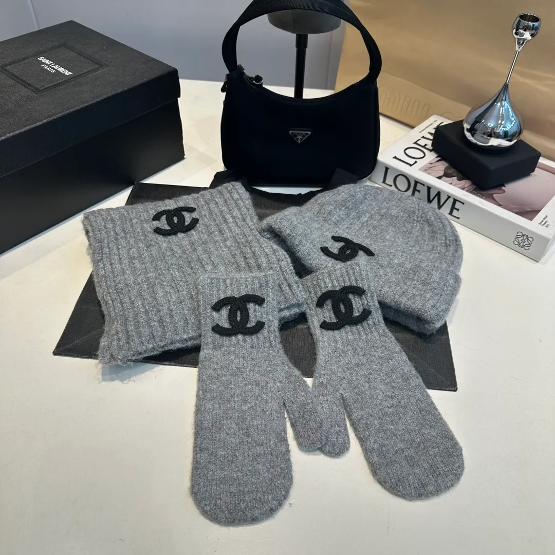 P130 CHANEL Xiaohongshu popular style, official website new classic suit hat! Hat➕scarf+gloves feel great! It’s warm and super comfortable. This winter, all you need is a hat set like this. It’s warm and fashionable! Welcome to choose!!