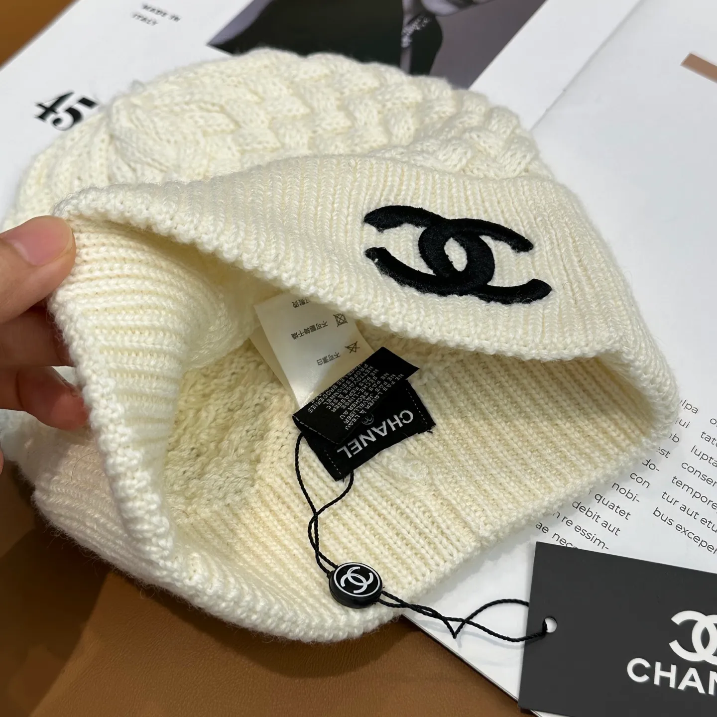 P80 Chanel official website high-quality Chanel autumn and winter knitted hat recommended by internet celebrity fashion bloggers. It hides a quiet sense of high-end. Every line is neat and generous, simple but not simple, generous and stylish. Every detail shows high-end taste, and the sense of fashion becomes more and more intriguing in the restraint.