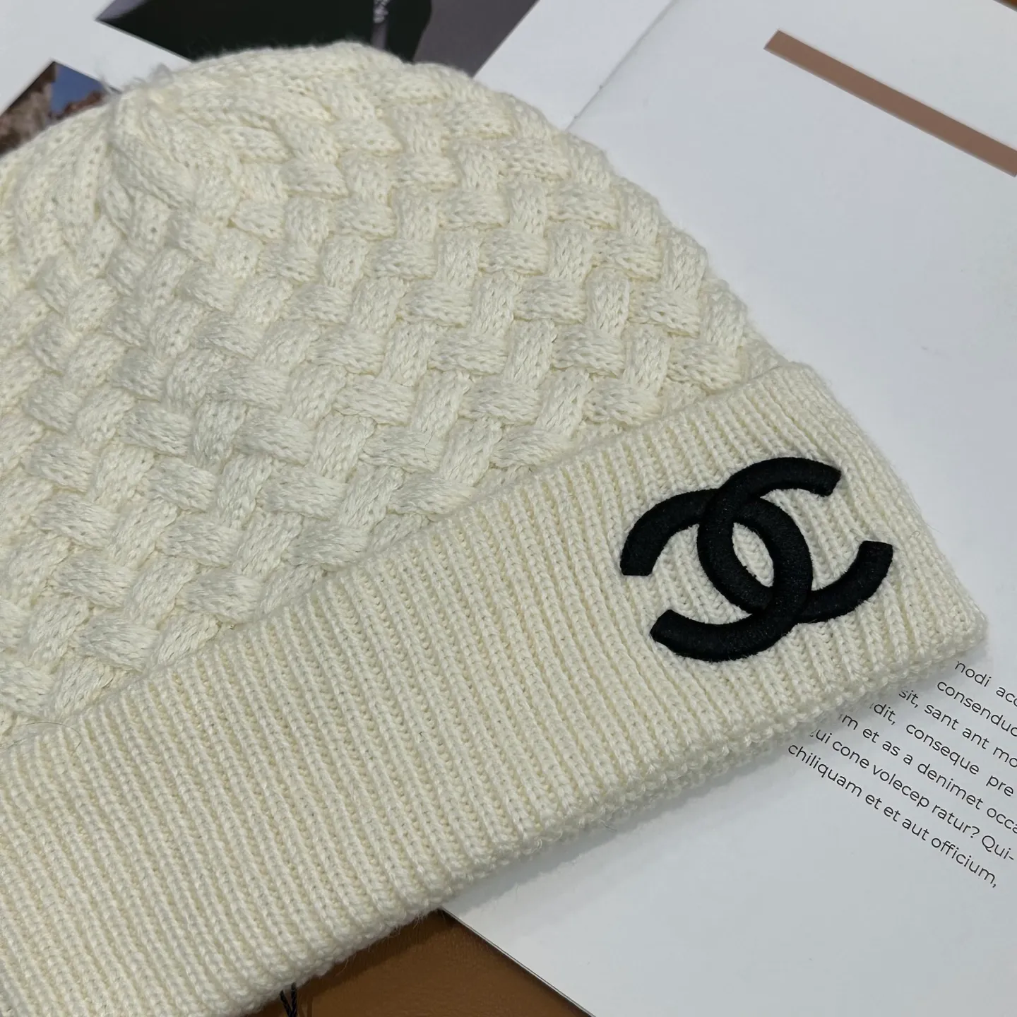 P80 Chanel official website high-quality Chanel autumn and winter knitted hat recommended by internet celebrity fashion bloggers. It hides a quiet sense of high-end. Every line is neat and generous, simple but not simple, generous and stylish. Every detail shows high-end taste, and the sense of fashion becomes more and more intriguing in the restraint.
