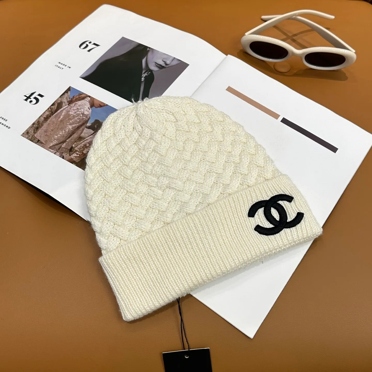 P80 Chanel official website high-quality Chanel autumn and winter knitted hat recommended by internet celebrity fashion bloggers. It hides a quiet sense of high-end. Every line is neat and generous, simple but not simple, generous and stylish. Every detail shows high-end taste, and the sense of fashion becomes more and more intriguing in the restraint.