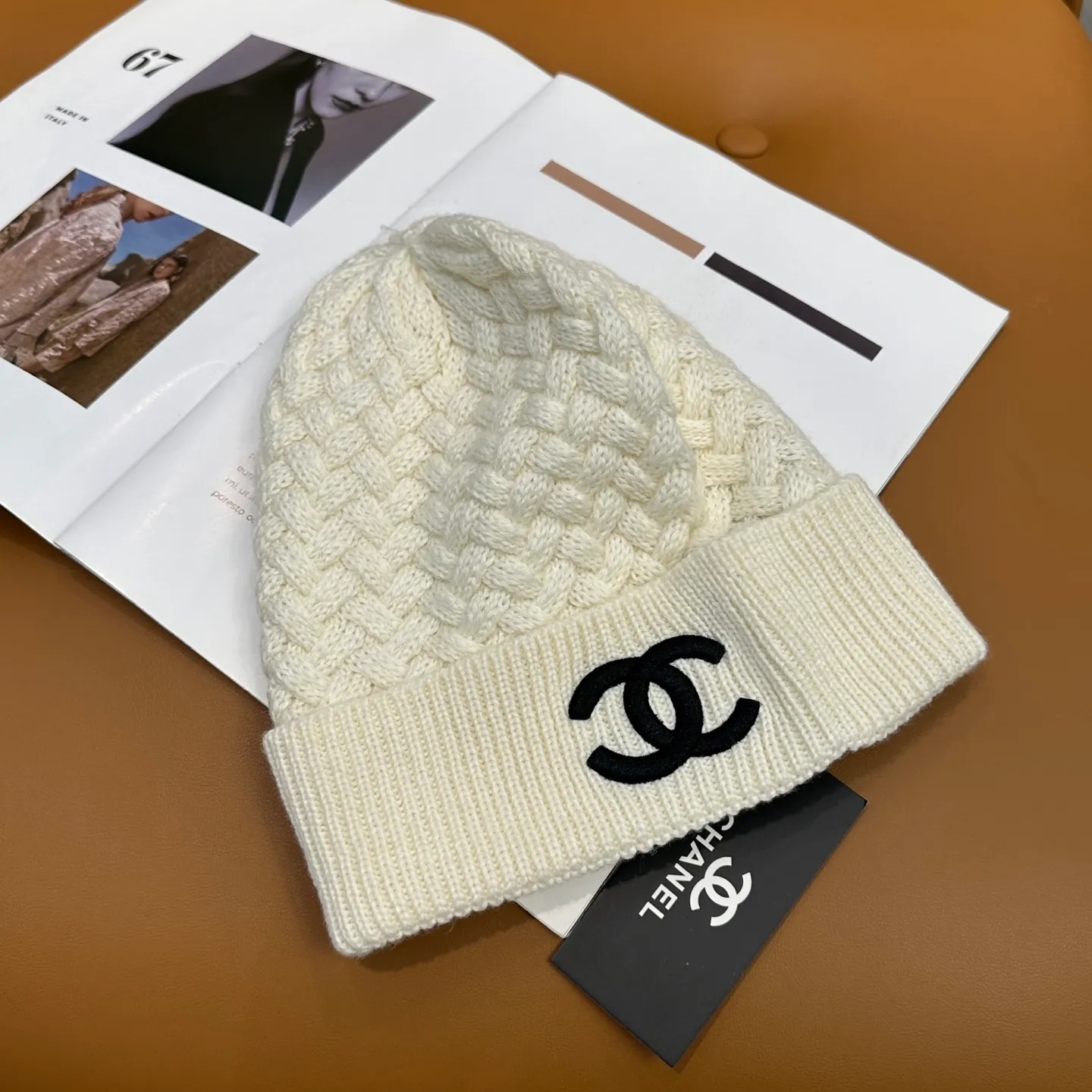 P80 Chanel official website high-quality Chanel autumn and winter knitted hat recommended by internet celebrity fashion bloggers. It hides a quiet sense of high-end. Every line is neat and generous, simple but not simple, generous and stylish. Every detail shows high-end taste, and the sense of fashion becomes more and more intriguing in the restraint.