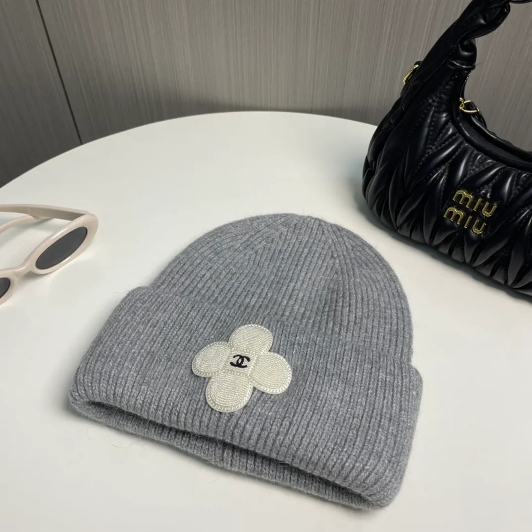 P76 Chanel Chanel Autumn and Winter Rabbit Hair Camellia Beanie Recommended by Internet Celebrity Fashion Bloggers, Xiaohongshu’s Popular Style, Knitted Beanie with a Super Soft and Comfortable Feel, and Excellent Elasticity!
