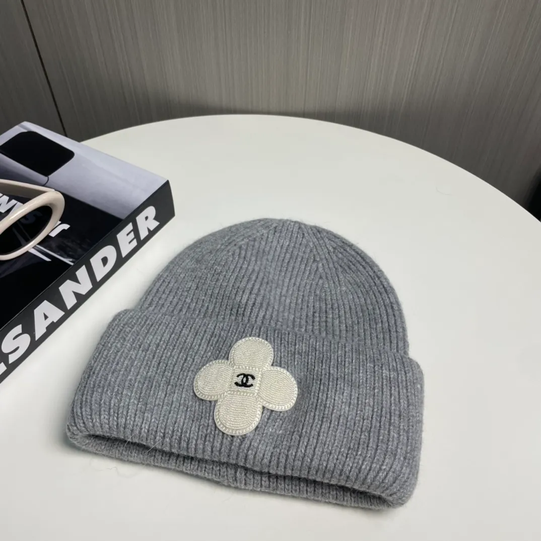 P76 Chanel Chanel Autumn and Winter Rabbit Hair Camellia Beanie Recommended by Internet Celebrity Fashion Bloggers, Xiaohongshu’s Popular Style, Knitted Beanie with a Super Soft and Comfortable Feel, and Excellent Elasticity!