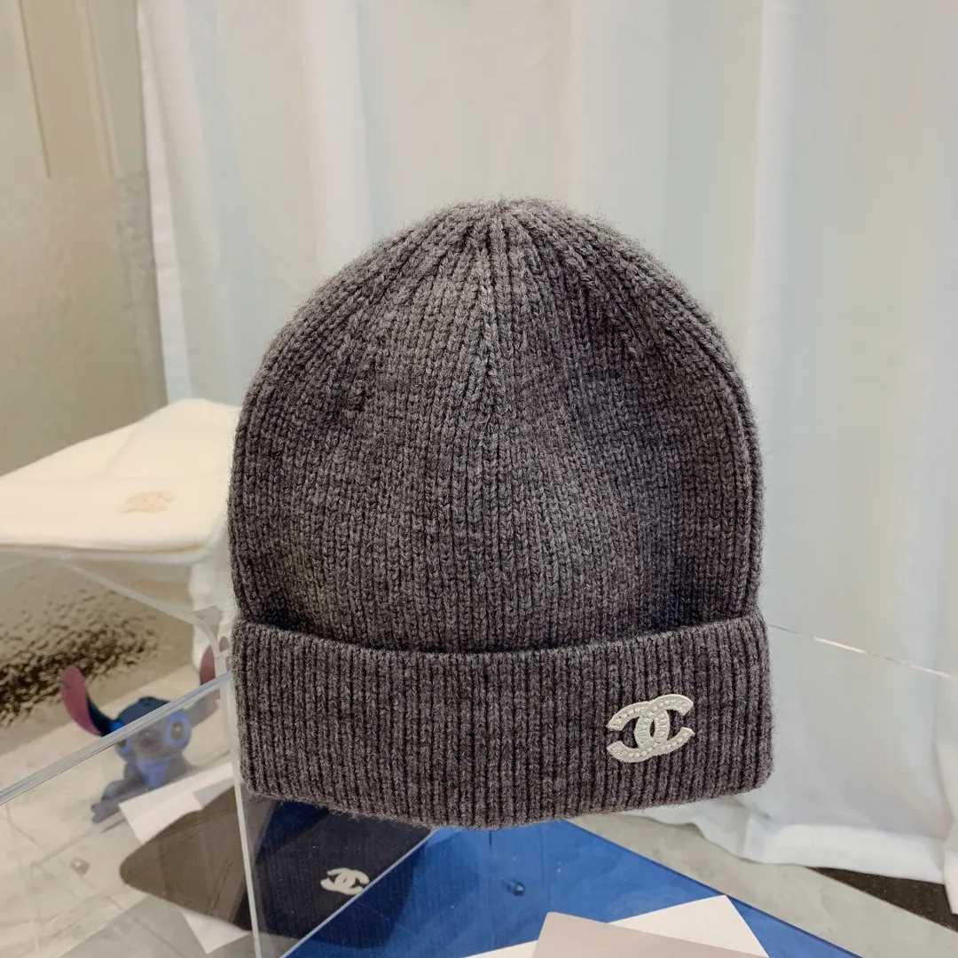 p70 Chanel 21 Autumn and Winter counter new embroidered beaded logo logo Knitted hat popular among celebrity fashionistas, fluffy and soft knitted feel Don’t be too beautiful, shipping is very slow! The quality is very nice
