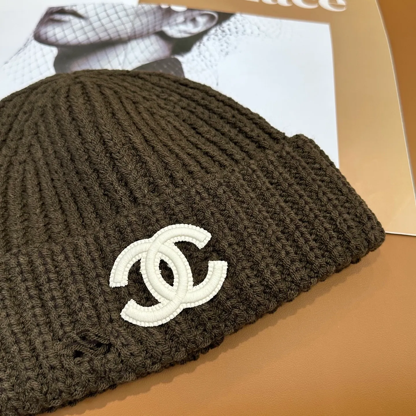 P60 comes with dust bag 🌺 [CHANEL] New knitted hat, Xiaohongshu, the main recommendation of major Internet celebrities! Thicker and warmer, fashionable and popular🌸First-class texture, the best brand for keeping warm in autumn and winter, order now, limited quantity available