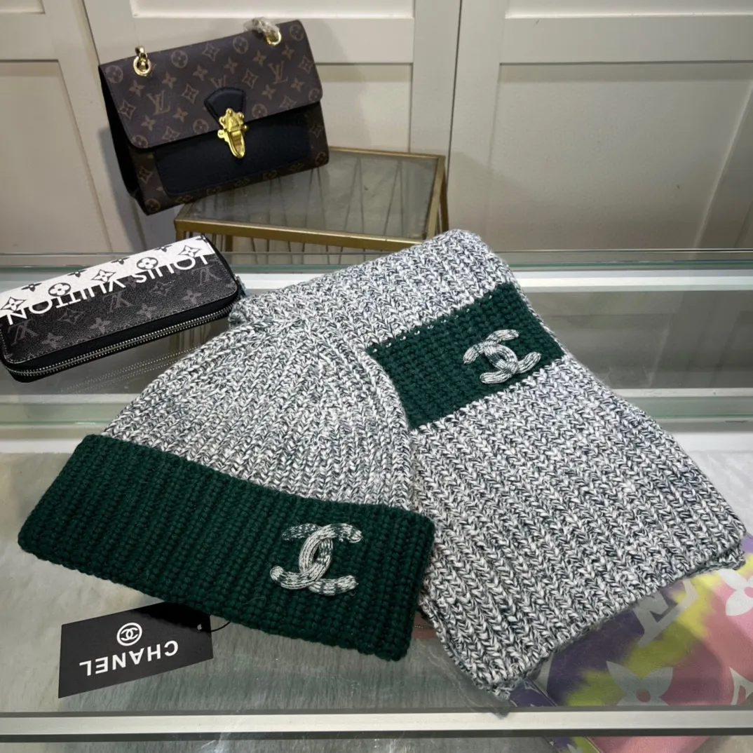 P180 Chanel CHANEL official website new classic suit hat! Hat ➕Scarf! It feels great in hand! It’s warm and super comfortable. This winter, all you need is a hat set like this. It’s warm and fashionable! Welcome to choose!!