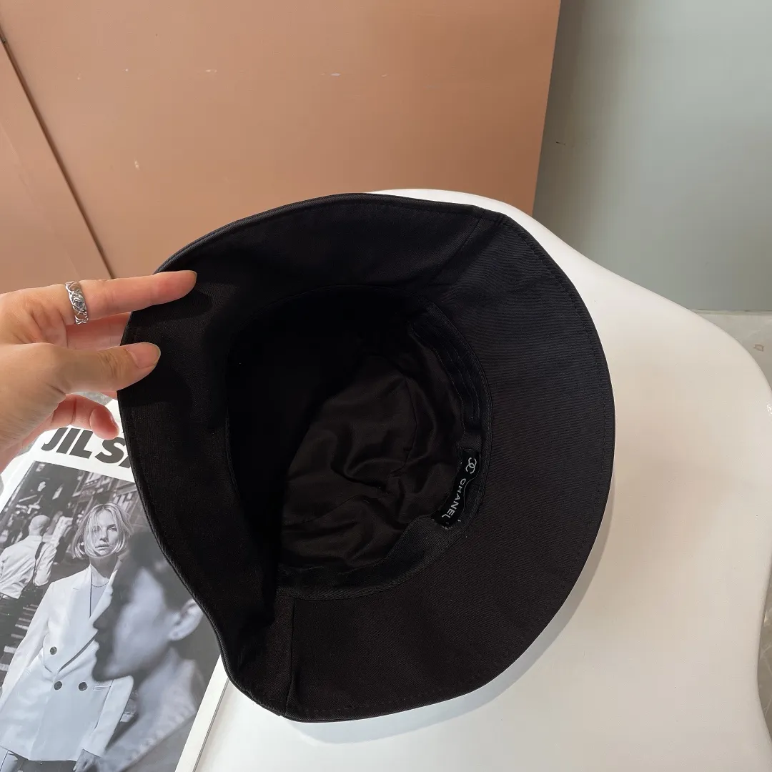 P66 comes with dust bag CHANEL Chanel Little Red Book best-selling model! Autumn and winter original baseball caps, fisherman hats, best-selling models at the counter, with pure cotton lining, light and breathable. Perfect version, accurate alignment, original quality, exclusive physical shooting