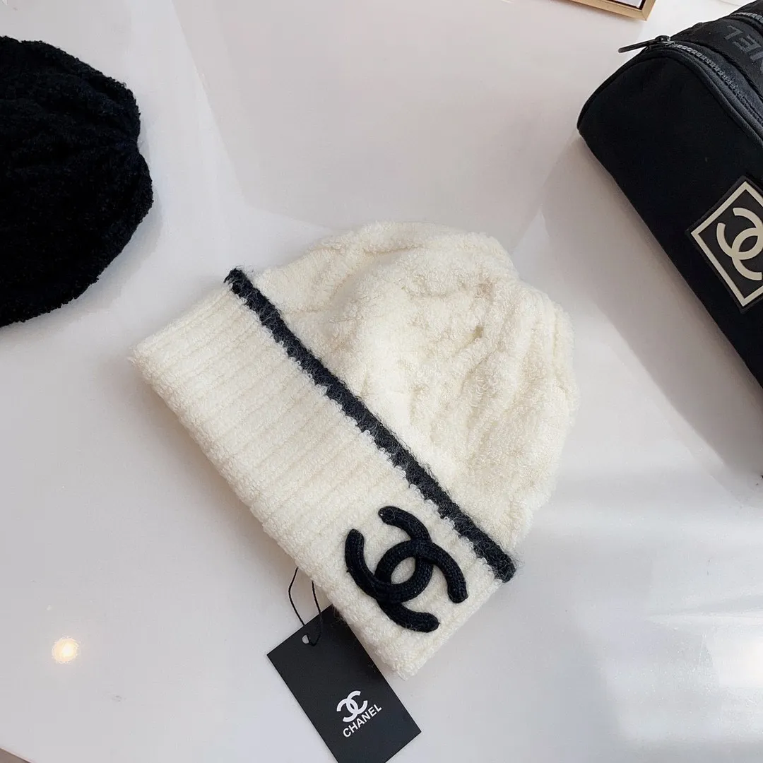P70 Chanel Chanel 22B new autumn and winter terry material knitted cold hat, cashmere wool blended fabric, fluffy and slim knitted cold hat, contrasting edge double C logo, so good-looking👀! So beautiful