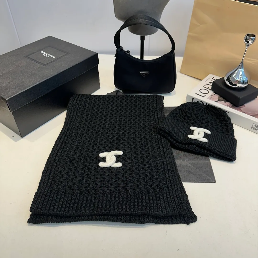 P180 CHANEL Chanel. Classic wool suit🌟hat+scarf, warm and super comfortable~A great tool for young ladies to reduce their age in winter~This winter, all you need is a set of hats~warm and fashionable