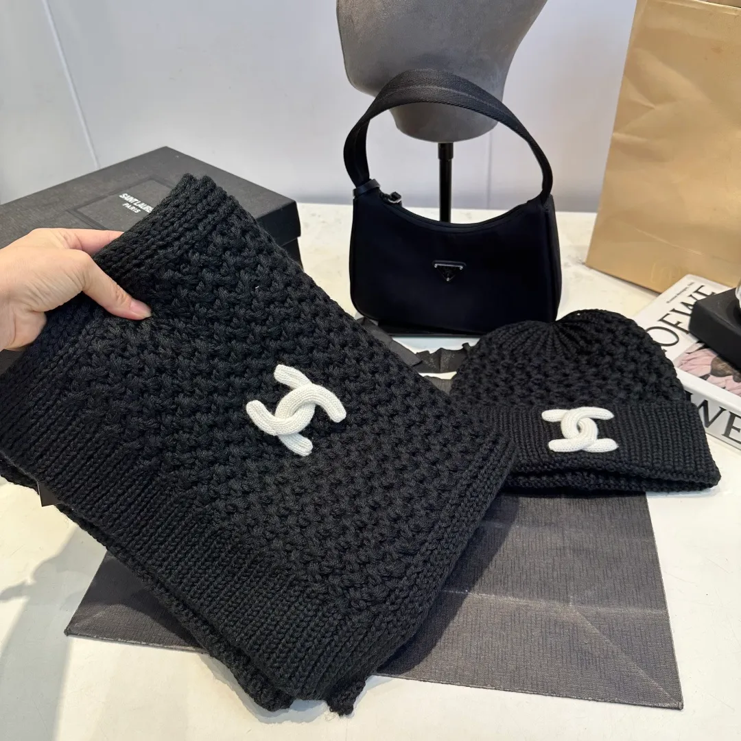 P180 CHANEL Chanel. Classic wool suit🌟hat+scarf, warm and super comfortable~A great tool for young ladies to reduce their age in winter~This winter, all you need is a set of hats~warm and fashionable