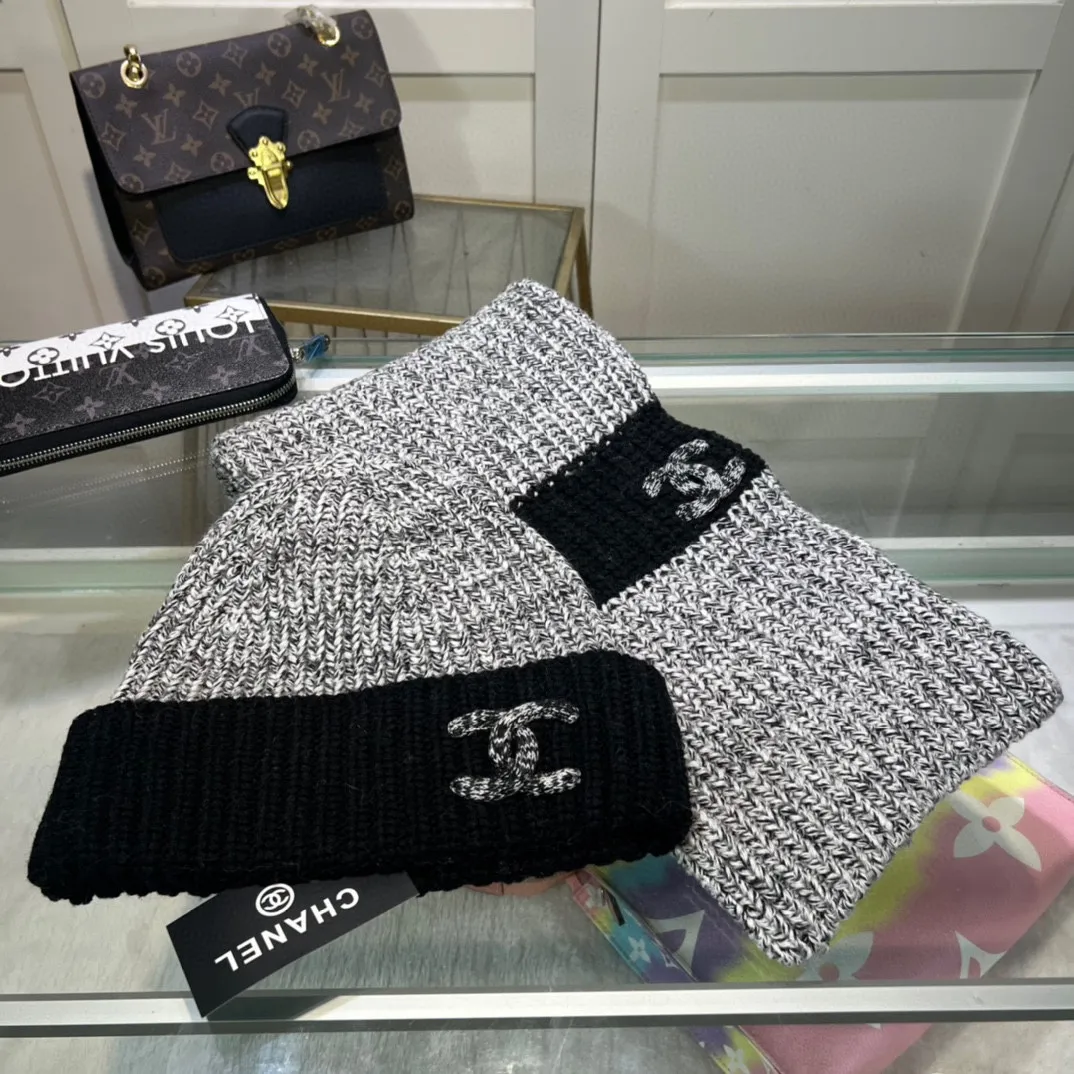 P180 Chanel CHANEL official website new classic suit hat! Hat ➕Scarf! It feels great in hand! It’s warm and super comfortable. This winter, all you need is a hat set like this. It’s warm and fashionable! Welcome to choose!!
