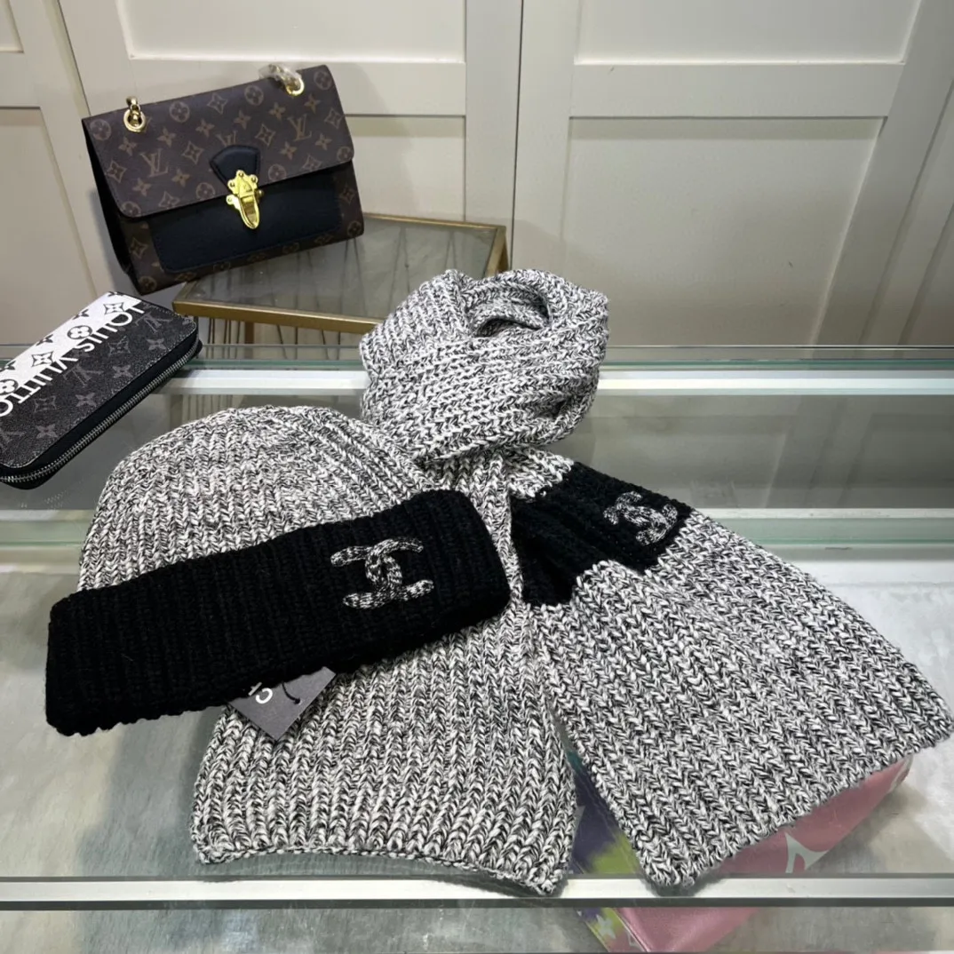 P180 Chanel CHANEL official website new classic suit hat! Hat ➕Scarf! It feels great in hand! It’s warm and super comfortable. This winter, all you need is a hat set like this. It’s warm and fashionable! Welcome to choose!!