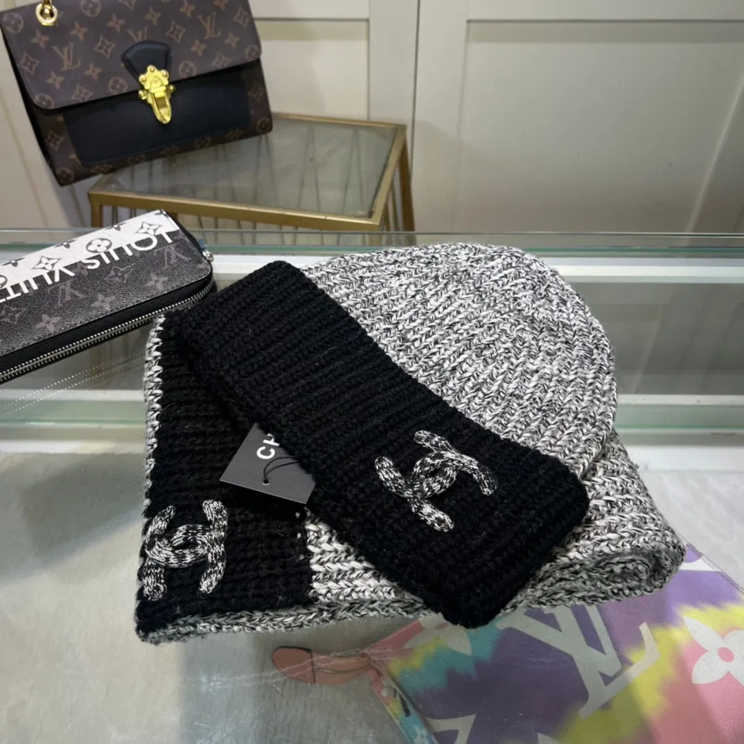 P180 Chanel CHANEL official website new classic suit hat! Hat ➕Scarf! It feels great in hand! It’s warm and super comfortable. This winter, all you need is a hat set like this. It’s warm and fashionable! Welcome to choose!!