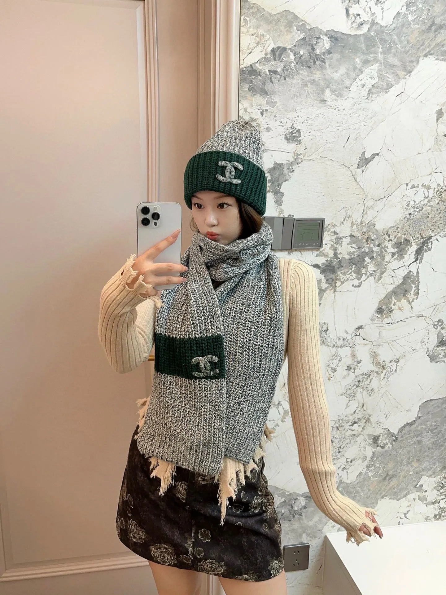 P180 Chanel CHANEL official website new classic suit hat! Hat ➕Scarf! It feels great in hand! It’s warm and super comfortable. This winter, all you need is a hat set like this. It’s warm and fashionable! Welcome to choose!!
