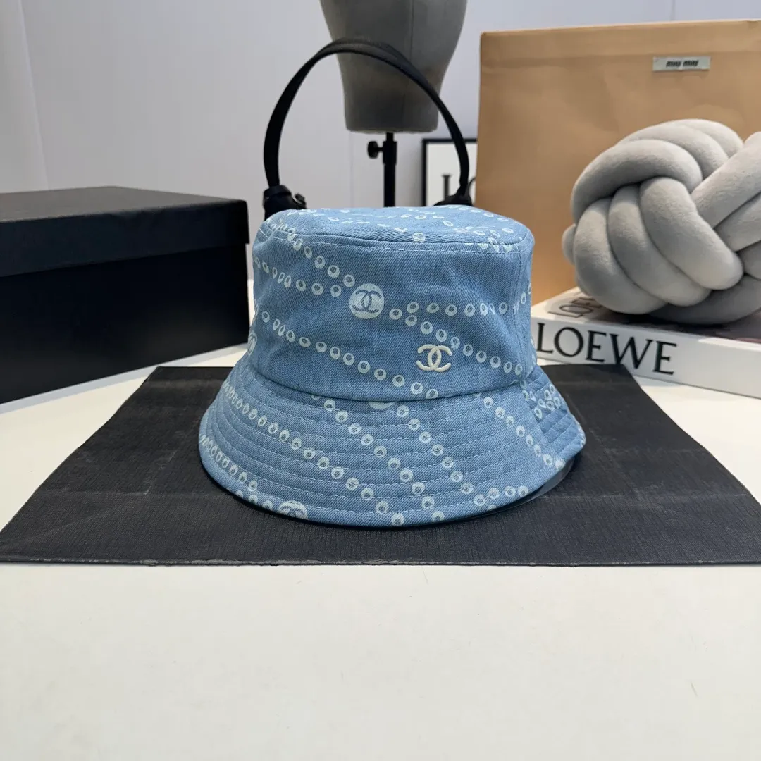 P60 Chanel/Chanel's new fisherman hat has a perfect shape and can be used with various head shapes! Hepburn hood type, flatters the face shape and provides better sun protection! Head circumference:58cm