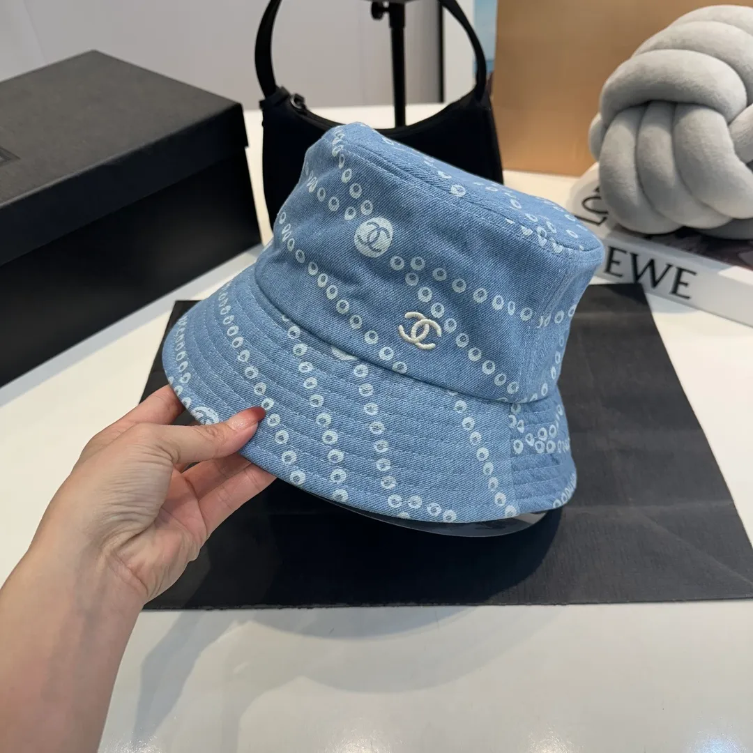 P60 Chanel/Chanel's new fisherman hat has a perfect shape and can be used with various head shapes! Hepburn hood type, flatters the face shape and provides better sun protection! Head circumference:58cm