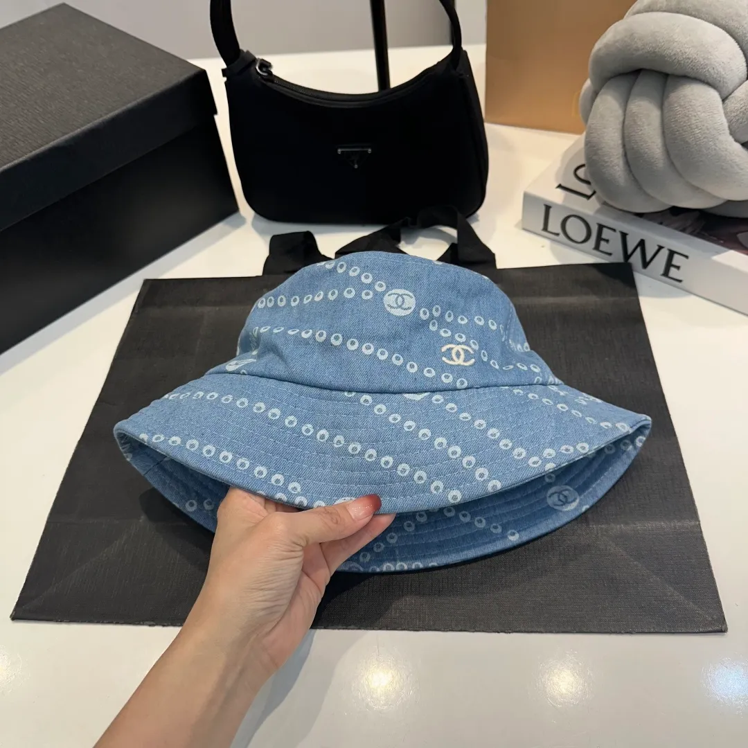 P60 Chanel/Chanel's new fisherman hat has a perfect shape and can be used with various head shapes! Hepburn hood type, flatters the face shape and provides better sun protection! Head circumference:58cm
