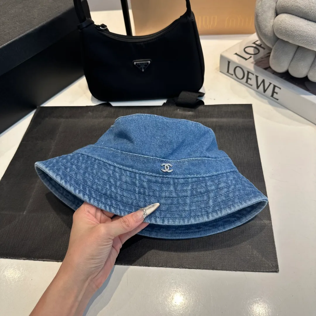 P60 Chanel denim bucket hat, an eternal classic in the fashion industry👑 The simple and elegant style is Chanel's unique interpretation of fashion. There are two denim tones, blue and gray, one full of energy and the other calm and restrained, both exuding an innate sense of high-end. The large brim design is not only a practical tool for blocking the sun, but also an excellent assistant for modifying your face. Whether you have a heart-shaped face, a round face or a square face, it can show charming lines against the background. The iconic double C logo is exquisitely embellished, low-key but flamboyantly announcing its identity. This is not only a brand logo, but also a symbol of fashion and quality.