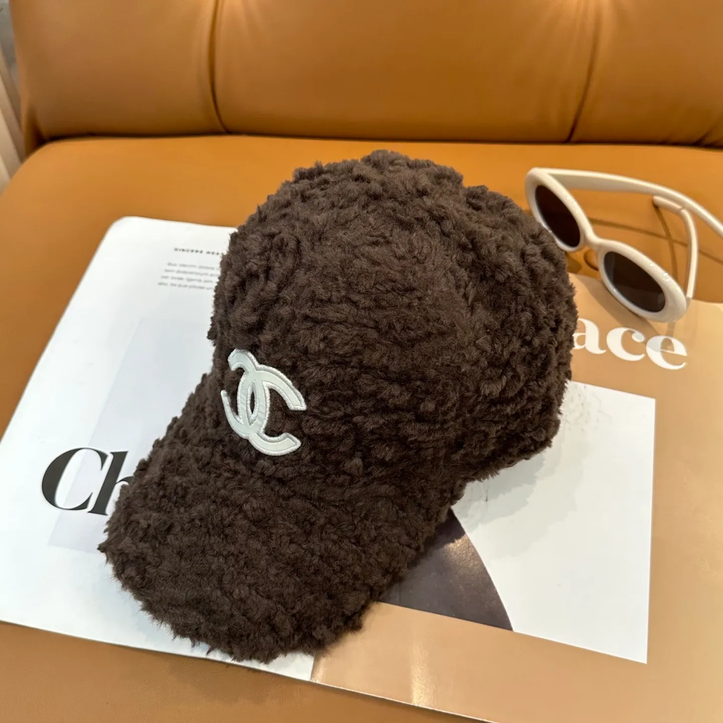 P60 Chanel Chanel new autumn and winter lamb wool baseball cap Chanel's simplest style, small face-shape hat